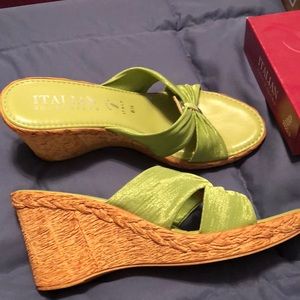 Like color wedge shoes